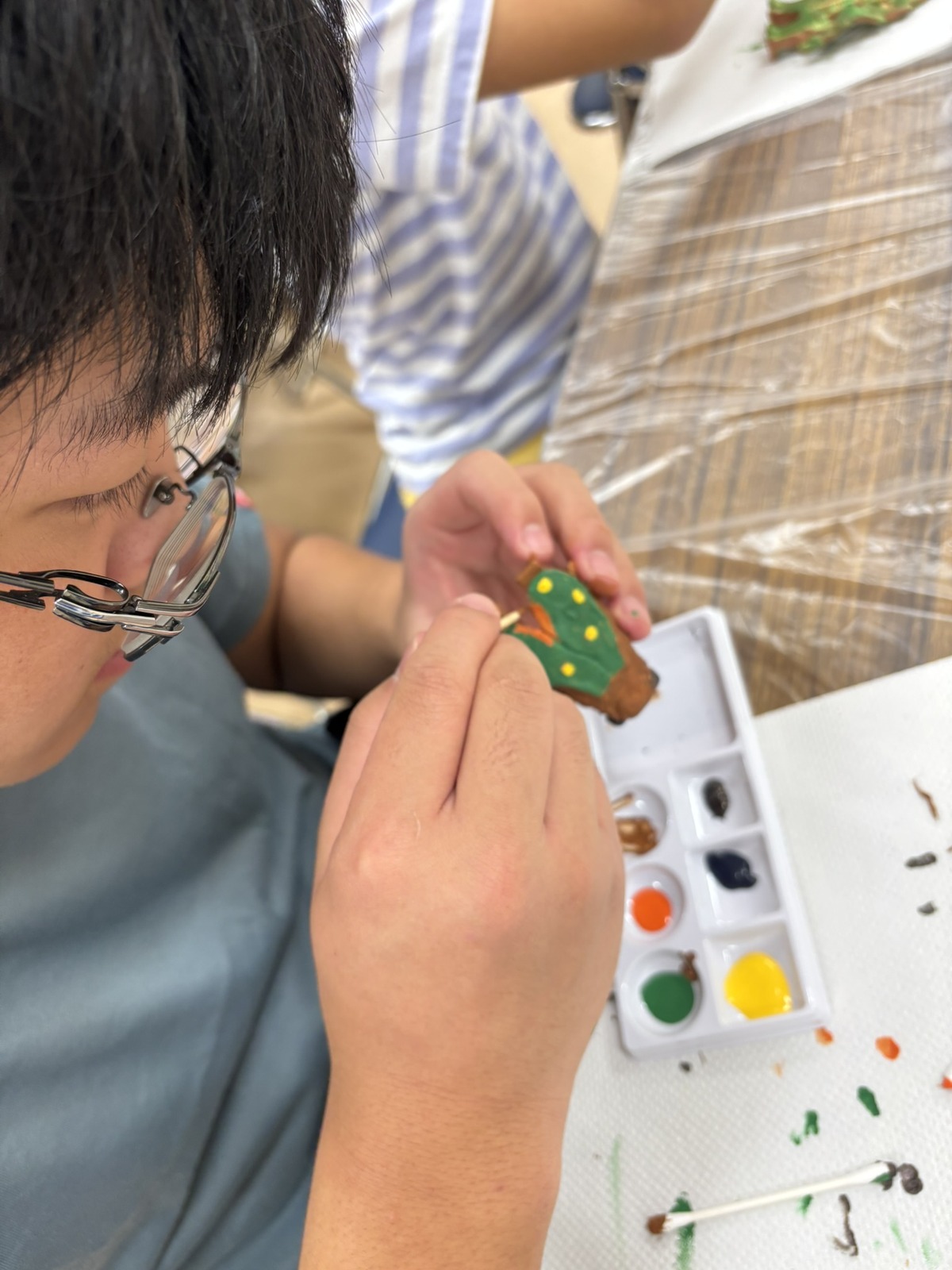 細かい模様を塗る様子