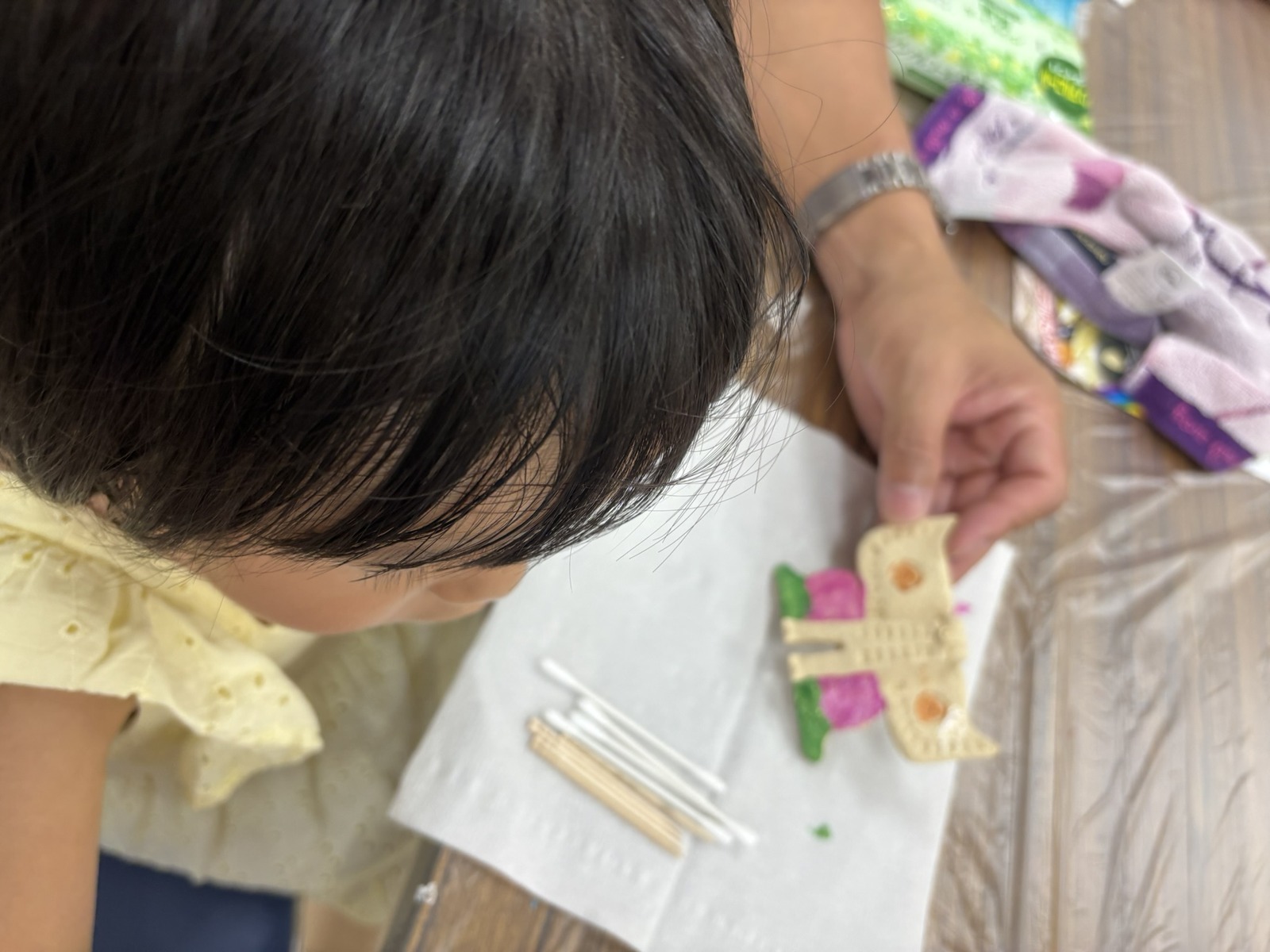 小さなお子さまと保護者の手元