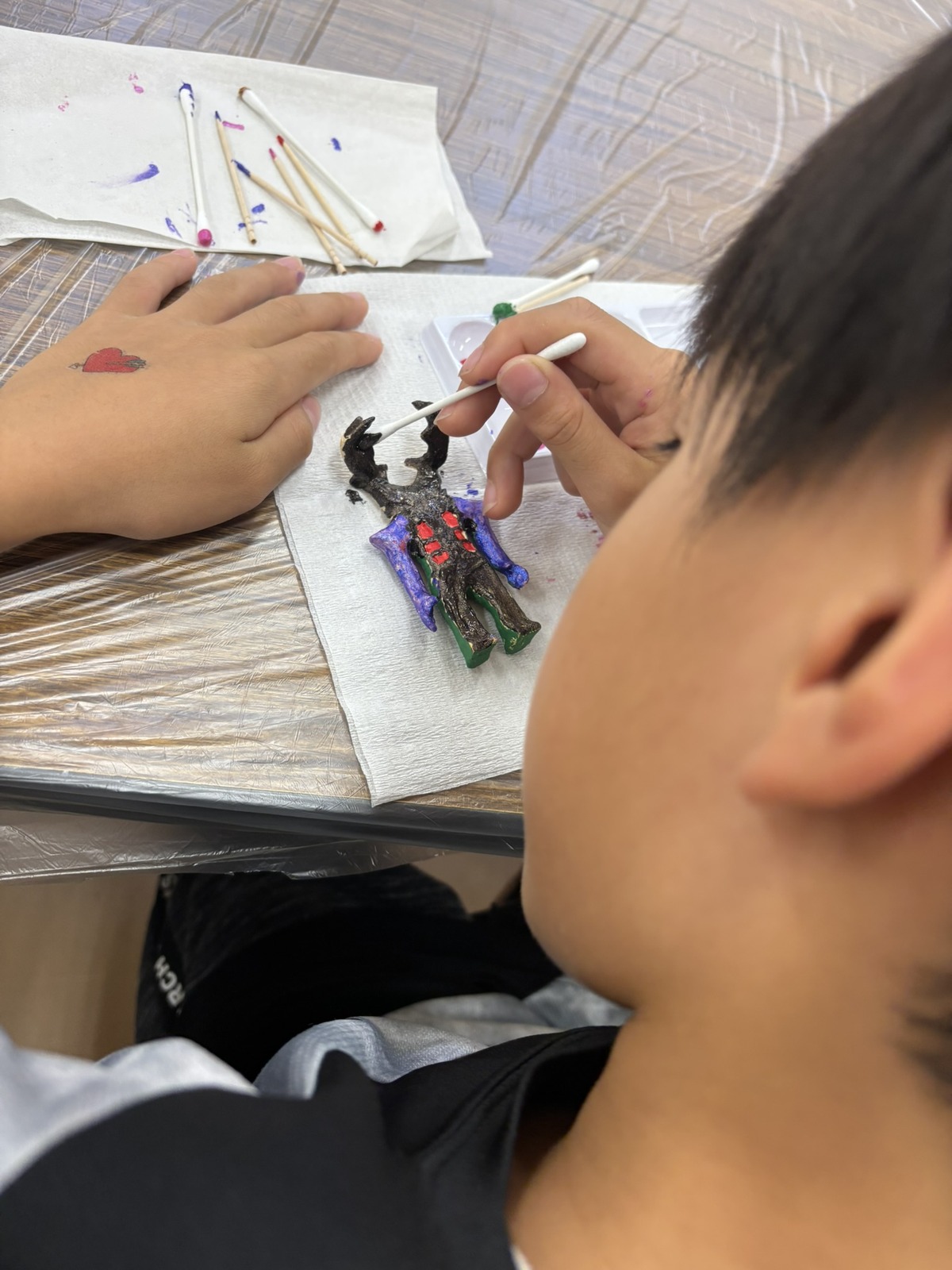 金色のツノを塗る様子（金色）